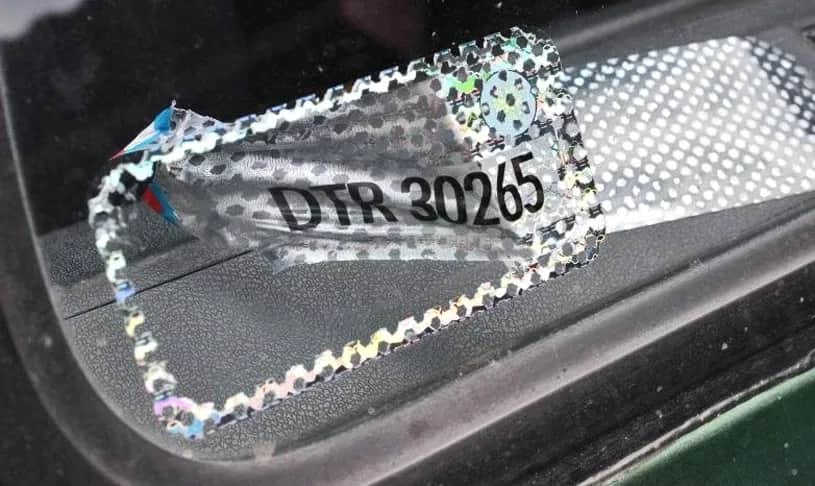 Jak usunąć naklejkę rejestracyjną z samochodu bez uszkodzeń szyb