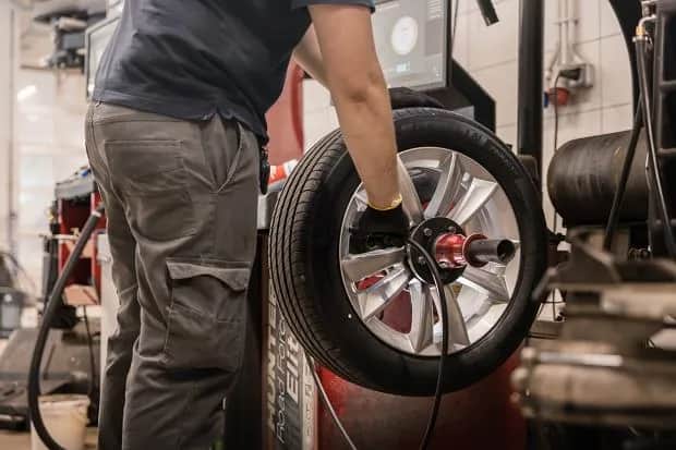 Czy wymiana opon jest obowiązkowa? Poznaj przepisy i zagrożenia