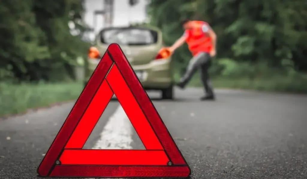Jak masz obowiązek oznakować holowany samochód osobowy, aby uniknąć mandatu