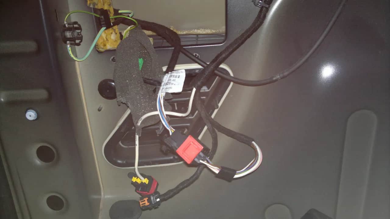 Podłączenie wiązki elektrycznej haka Peugeot Partner - uniknij problemów z instalacją