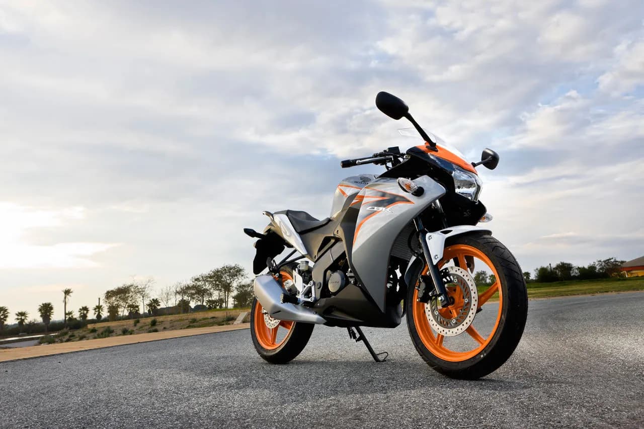 Pojemność baku Honda CBR 125 – Co musisz wiedzieć o paliwie?