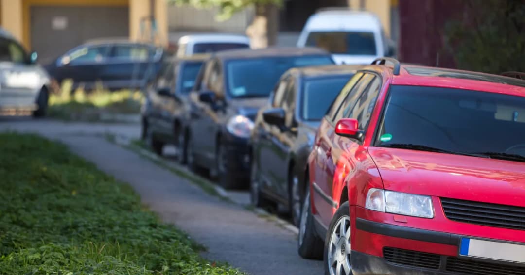 Kiedy nie można parkować na chodniku? Poznaj kluczowe zasady i kary