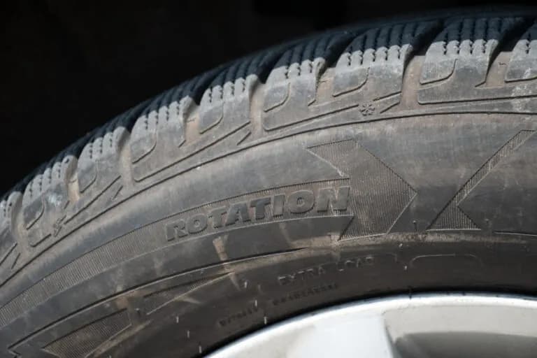 Jak założyć opony w dobrym kierunku, aby uniknąć niebezpieczeństwa