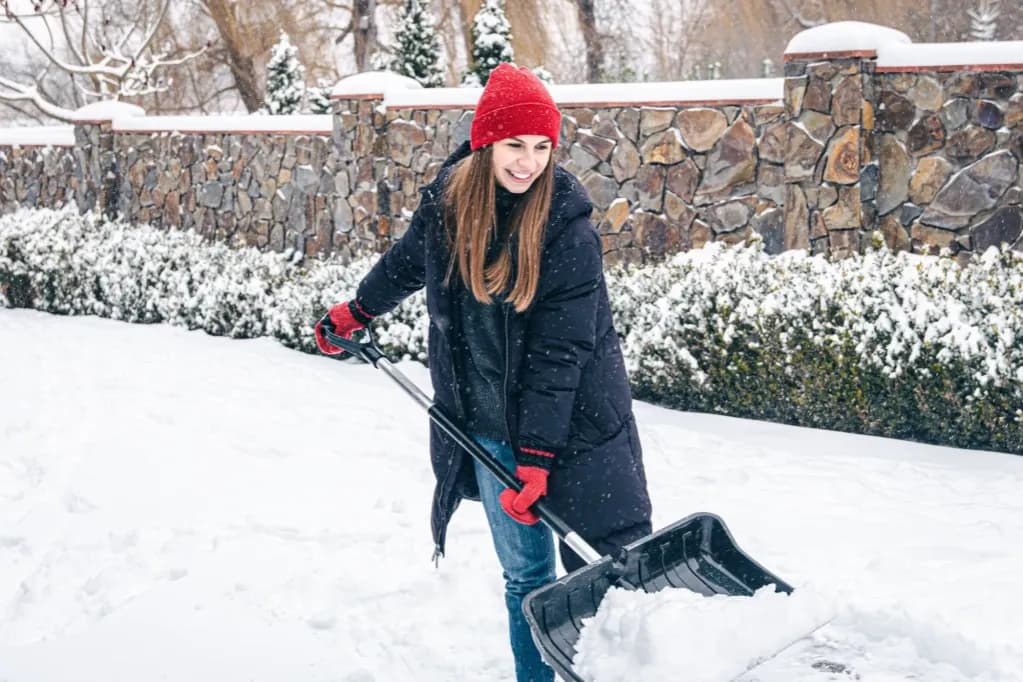 Kto odśnieża chodnik przy posesji? Sprawdź swoje obowiązki i kary
