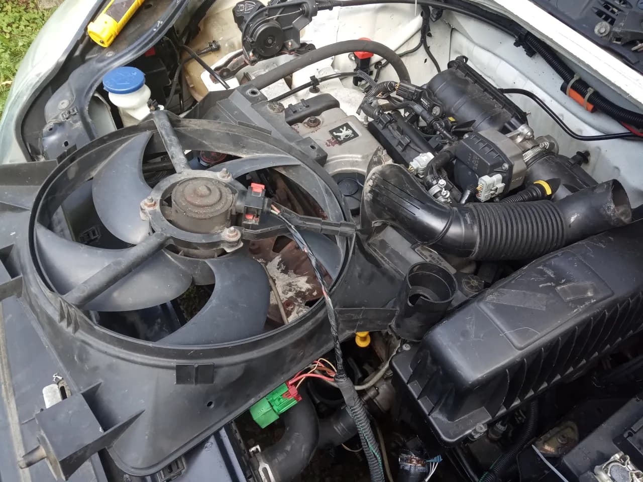 Gdzie jest przekaźnik wentylatora chłodnicy w Peugeot Partner? Sprawdź teraz!