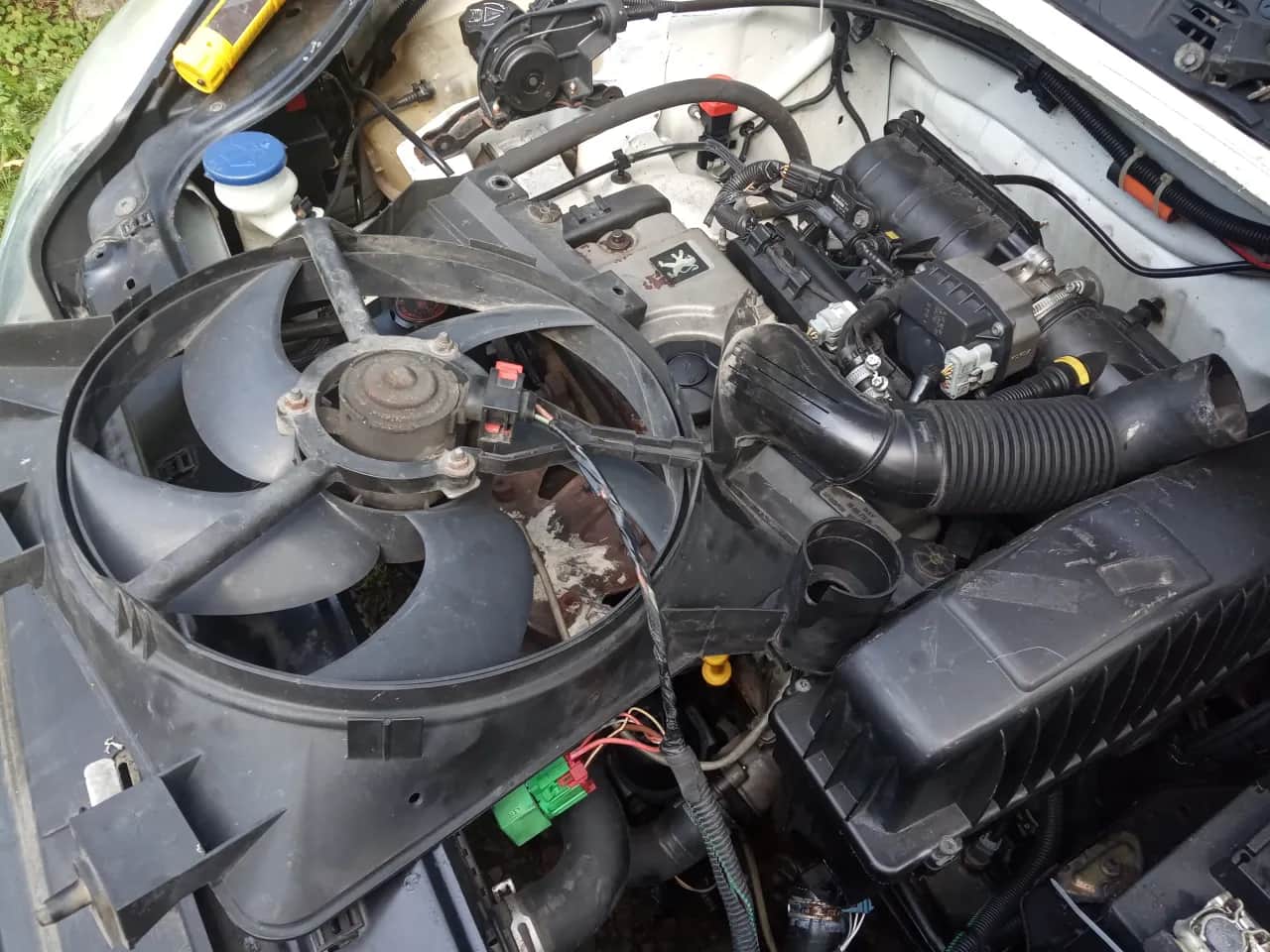 Gdzie jest przekaźnik wentylatora chłodnicy w Peugeot Partner? Sprawdź teraz!