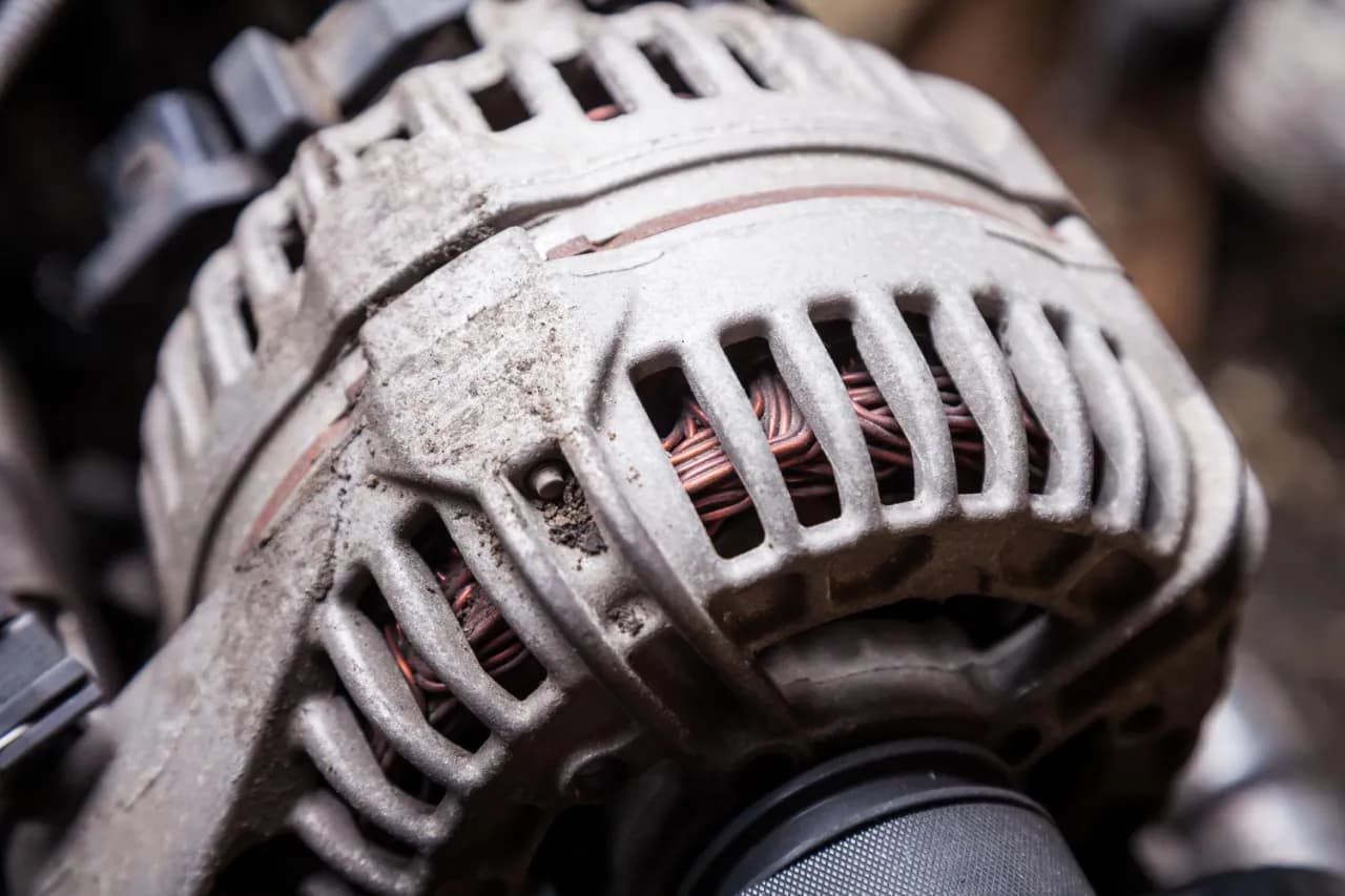 Niesprawny alternator objawy – jak rozpoznać problemy z alternatorem